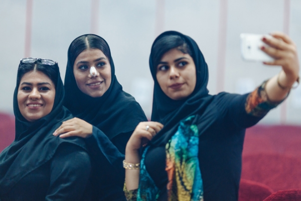 Tres chicas, dos de ellas operadas de rinoplastia, se hacen un &#039;selfie&#039; en Teherán. 