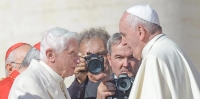 Benedicto XVI y el papa Francisco