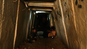 Trabajadores palestinos descansan en el interior de un túnel excavado bajo la frontera entre Gaza y Egipto, en el sur de la Franja de Gaza, el 27 de agosto de 2013.