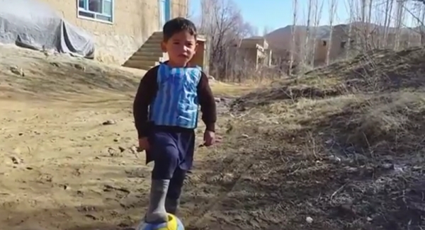 Familia del pequeño Messi afgano obligada a huir del país