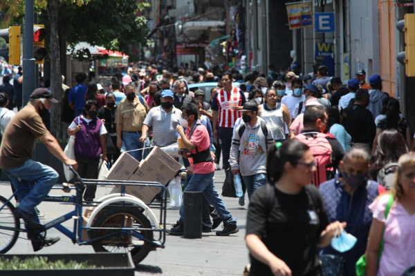 Capitalinos pasean y realizan compras en Centro Histórico de la Ciudad de México.