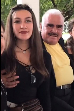 Exhiben a Vicente Fernández de acosador con una joven