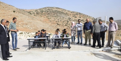 Alumnos de la localidad palestina de Ibziq dan clase en el solar de las aulas desmanteladas por el Ejército de Israel, en octubre de 2018. I