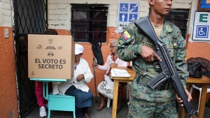 Lenín Moreno lidera en las elecciones de Ecuador, según encuestas a pie de urna