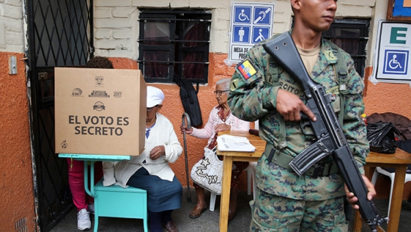 Lenín Moreno lidera en las elecciones de Ecuador, según encuestas a pie de urna