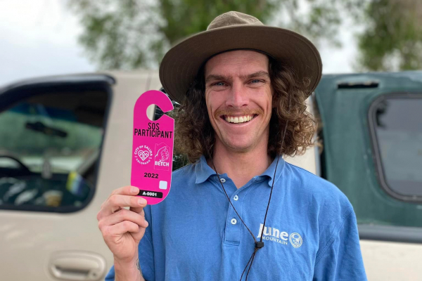 Andrew Schumaker es el anfitrión de Safe Outdoor Space para el nuevo programa temporal que permite a los participantes aprobados dormir en sus vehículos durante la noche en el Centennial Park de Salida.