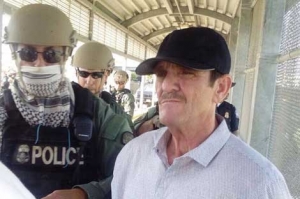 Momento en que 'El Güero' Palma fue entregado por agentes estadunidenses a autoridades migratorias mexicanas en el cruce fronterizo Puerta México, en Matamoros.