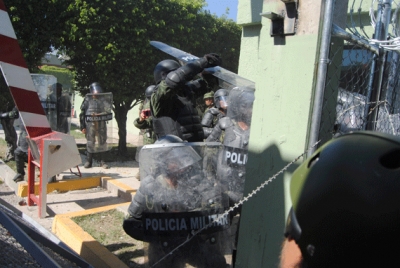 Policías militares repelieron a los papás. Foto: Cuartoscuro