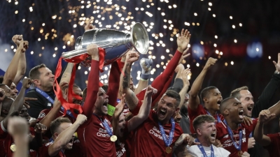 Los jugadores del Liverpool festejan el trofeo de la Liga de Campeones, en Madrid, 1 de junio de 2019.