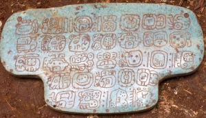 Hallan una joya que indica el comienzo del fin de la civilización maya