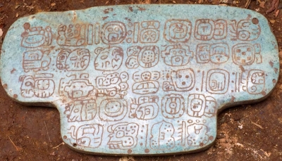 Hallan una joya que indica el comienzo del fin de la civilización maya