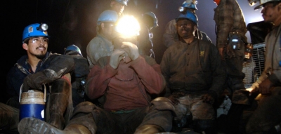 Mineros tratan de rescatar a sus compañeros en Pasta de Conchos.