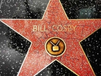 &quot;Violador&quot;, el mensaje dejado en la estrella de Bill Cosby en Hollywood