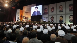 Simpatizantes de Hezbolá asisten al discurso televisado del nuevo líder del movimiento, Sayeed Hassan Nasrallah, en Beirut, Líbano