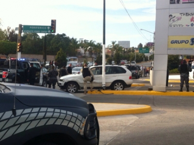 La víctima fue asesinada a balazos en el ingreso al estacionamiento del centro comercial mientras conducía un vehículo. ESPECIAL