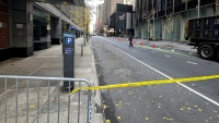 Un agente policial cerca de un hotel en Manhattan donde fue asesinado Brian Thompson, el 4 de diciembre de 2024.