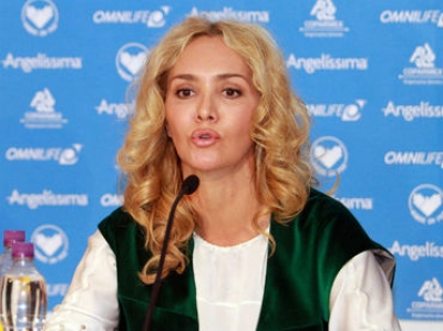 Angélica Fuentes y dos de sus colaboradores tienen una orden de detención por presunto fraude, según el expediente 3762015.