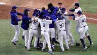 Los mexicanos Víctor González y Julio Urías hicieron un gran juego para que los angelinos lograran la corona.