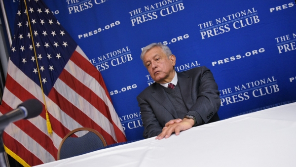 Andrés Manuel López Obrador de gira por el National Press Club con sede en Washington, EE.UU. el 15 de marzo de 2017.