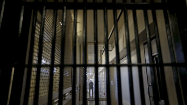 Un guardia realiza labores de vigilancia en la prisión estatal de San Quentin, California, 29 de diciembre de 2015.
