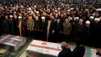 El líder supremo de Irán, Alí Jameneí, y el presidente iraní, Hasán Rohaní, durante las oraciones fúnebres por el mayor general iraní Qassem Soleimani en Teherán, el 6 de enero de 2020.