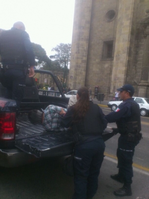 El vendedor ambulante Eugenio Marín, adulto mayor, siendo subido a la patrulla de policía de Guadalajara, GH-025