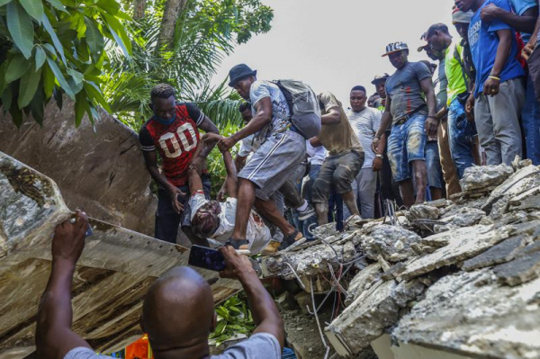 Al menos 304 muertos y 1.800 heridos por un poderoso terremoto que azota Haití