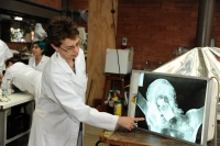 Encuentran una botella de vidrio dentro en una representación de Cristo.