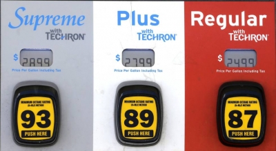 Mangueras en una estación de servicio Chevron en Miami (Florida, EE UU).