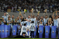 Lionel Messi, en el centro, levanta el trofeo de la Copa Mundial de la FIFA durante una ceremonia después del amistoso internacional contra Panamá. Buenos Aires, Argentina, jueves 23 de marzo del 2023.