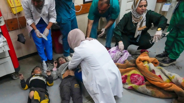 Niños palestinos heridos en un hospital de Deir Al Balah, Franja de Gaza, el 26 de enero de 2024.