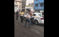 VIDEO: Graban golpiza a policía de tránsito del DF
