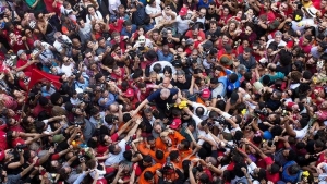 Seguidores de Lula da Silva lo llevan en andas antes de que se entregue a la Policía.
