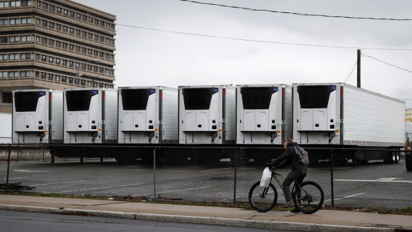 Camiones refrigerados instalados como una morgue temporal frente al Hospital Universitario en Newark, EE.UU., el 6 de mayo de 2020.