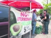 Desde hace un mes, Gerardo Díaz (de gorra) se dedica a la venta de aguacate que ofrece en un puesto ambulante dos veces a la semana.