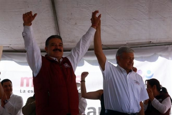 Andrés Manuel López Obrador con Carlos Lomelí en Lagos de Moreno.