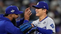 Yoshinobu Yamamoto es felicitado por su compañero Teoscar Hernández luego de completar el partido contra los Blue Jays en el juego 2 de la Serie Mundial.