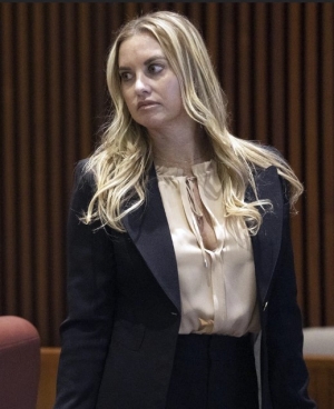 Cirujano plástico que transmitió procedimientos en vivo en TikTok prohibido de practicar medicina en Ohio