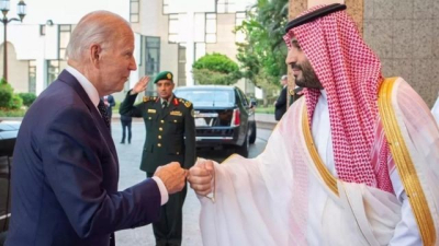 El presidente Biden se saluda con el puño con e príncipe heredero saudita en julio de este año.