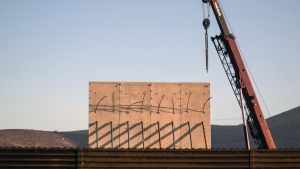 Uno de los prototipos del muro para separar Estados Unidos de México
