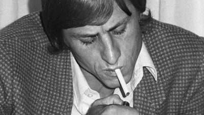 Johan Cruyff se enciende un cigarrillo. Hace 24 años que dejó el mal hábito