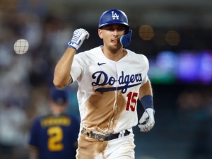Austin Barnes le dio el triunfo a los Dodgers con su primer jonrón del año.