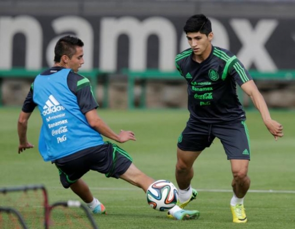 Pulido dribla a Aguilar, su compañero de la selección mexicana, durante un entrenamiento. 