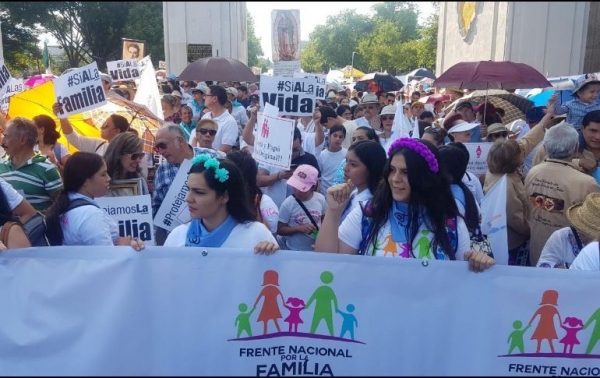 El contingente salió de los Arcos de Guadalajara en medio de banderines, pañuelos y consignas a favor de la familia tradicional