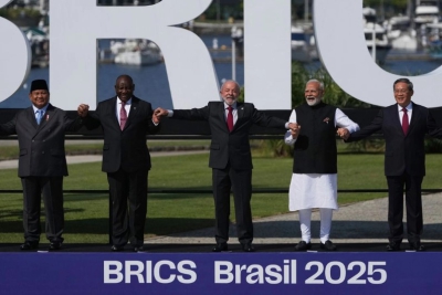 De izquierda a derecha: el presidente de Indonesia, Prabowo Subianto; el presidente de Sudáfrica, Cyril Ramaphosa; el presidente de Brasil, Luiz Inácio Lula da Silva; el primer ministro de India, Narendra Modi; y el primer ministro de China, Li Qiang, posan para una foto grupal.