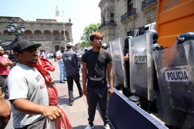 Los manifestantes piden que se libere a las 67 personas que fueron detenidas por policías antimotines. 