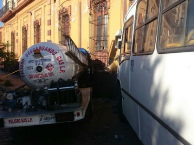 Camión choca contra pipa de gas en Centro de Guadalajara