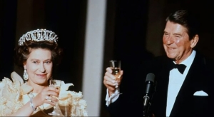 La reina Isabel II y Ronald Reagan en un banquete en San Francisco en 1983.