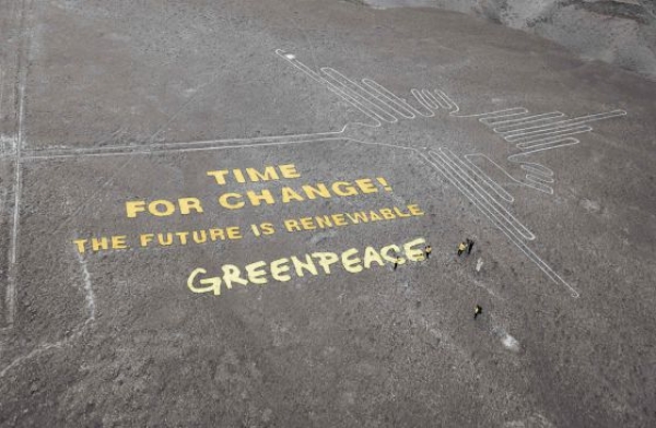 Mensaje en una zona de las Líneas de Nazca, al sur de Perú. / EFE