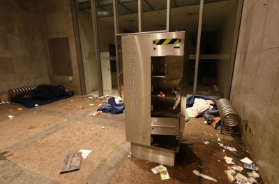 Un &#039;sin techo&#039; duerme en la entrada de un edificio abandonado en el centro financiero de Fráncfort.